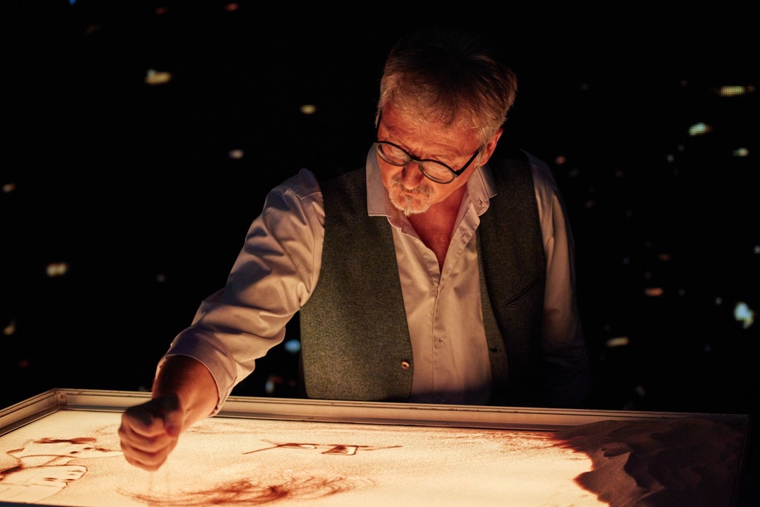 Urs Rudin bei einem Auftritt als Sandmaler